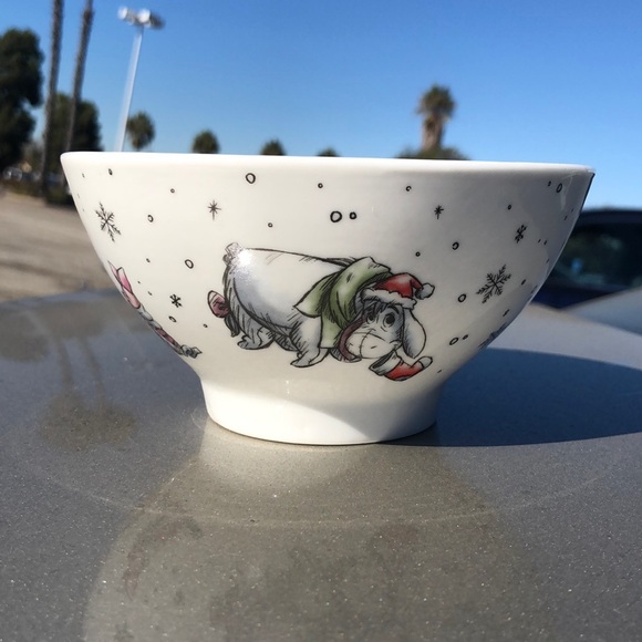 4 Winnie the Pooh Christmas Bowls - Picture 3 of 6